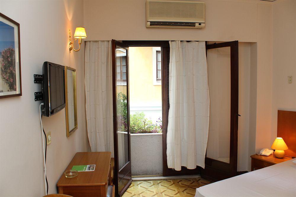 Nefeli Hotel Атина Екстериор снимка